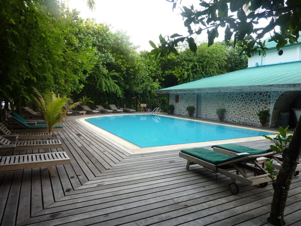 Pool & Veyo Bar NH Collection Maldives Reethi Resort