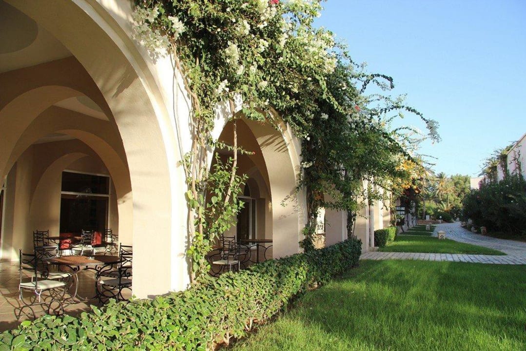 Kaffeetisch vor der Bar Zita Beach Resort