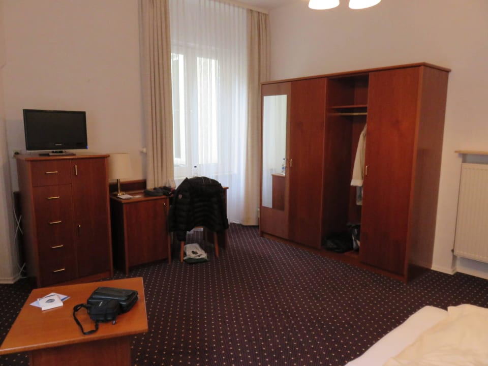 Zimmer 101 Fernsehapparat und Kleiderschrank Parkhotel Bad Ems