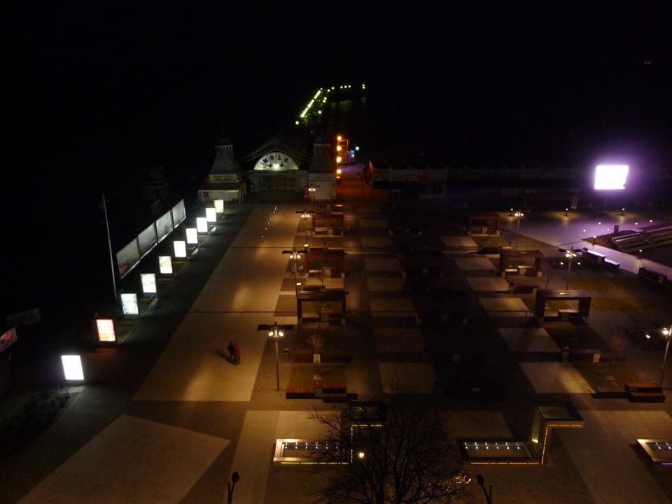 Widok z okna wieczorem Hotel Aurora Family & SPA