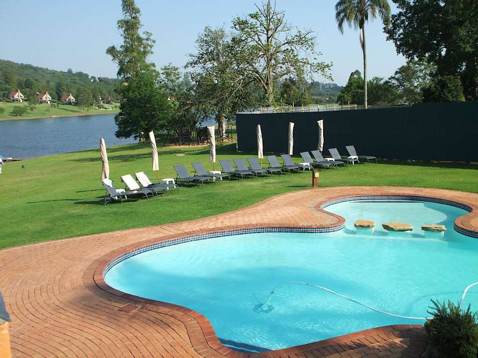 Pool im Garten Pine Lake Inn