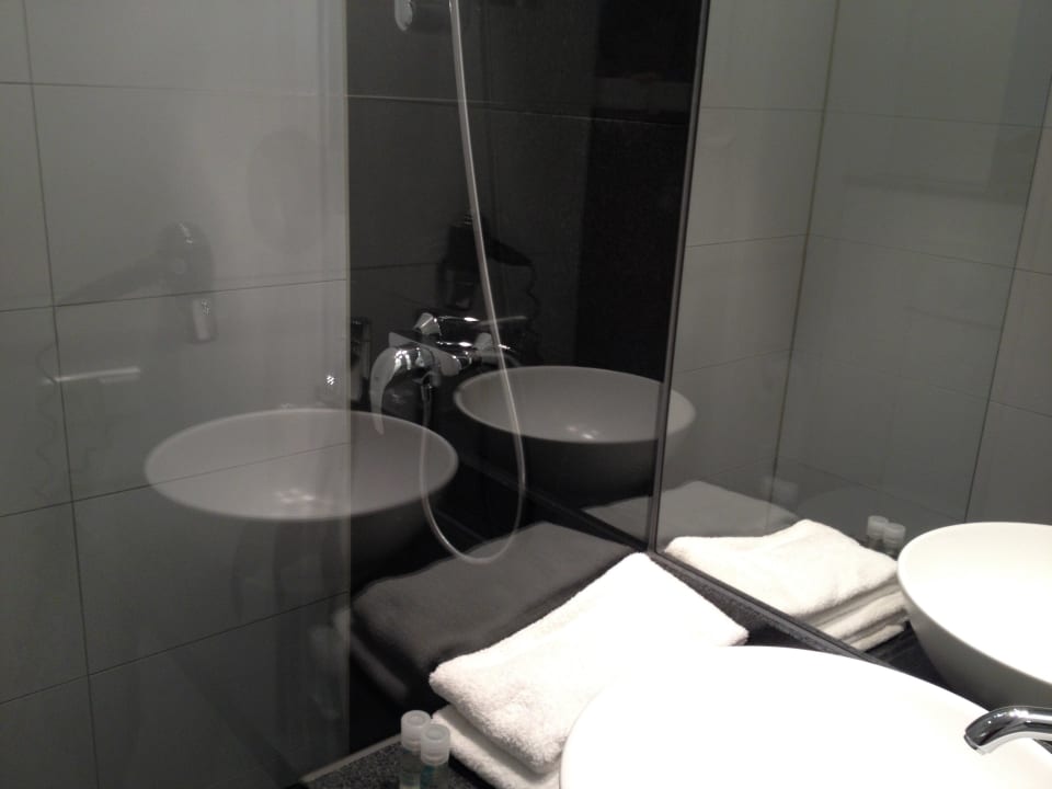 Modernes Bad Motel One München-Westend