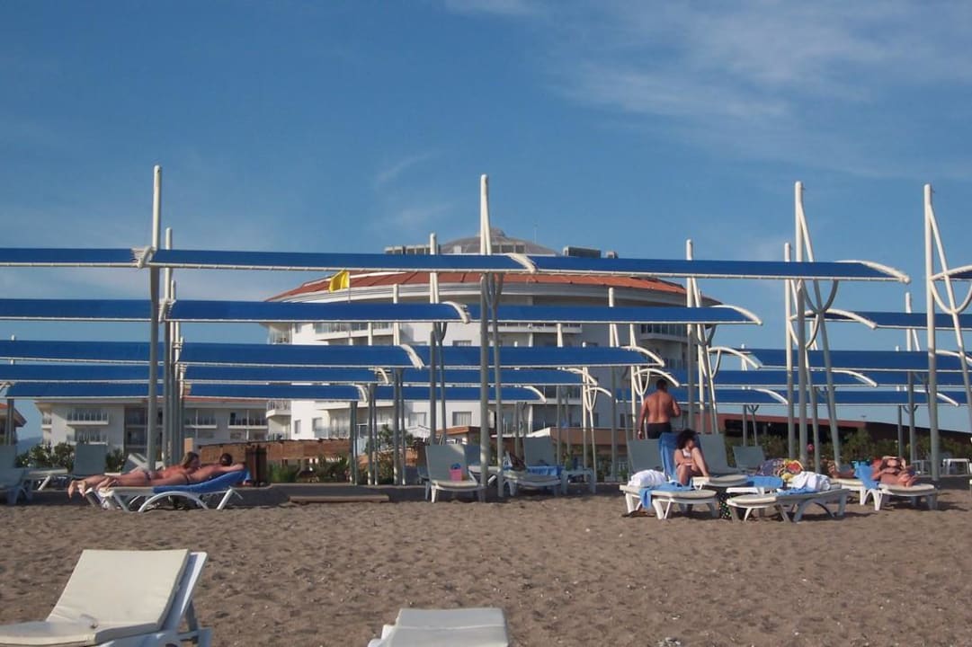 Hotelstrand mit Hotel im Hintergrund Seaden Sea World Resort & Spa