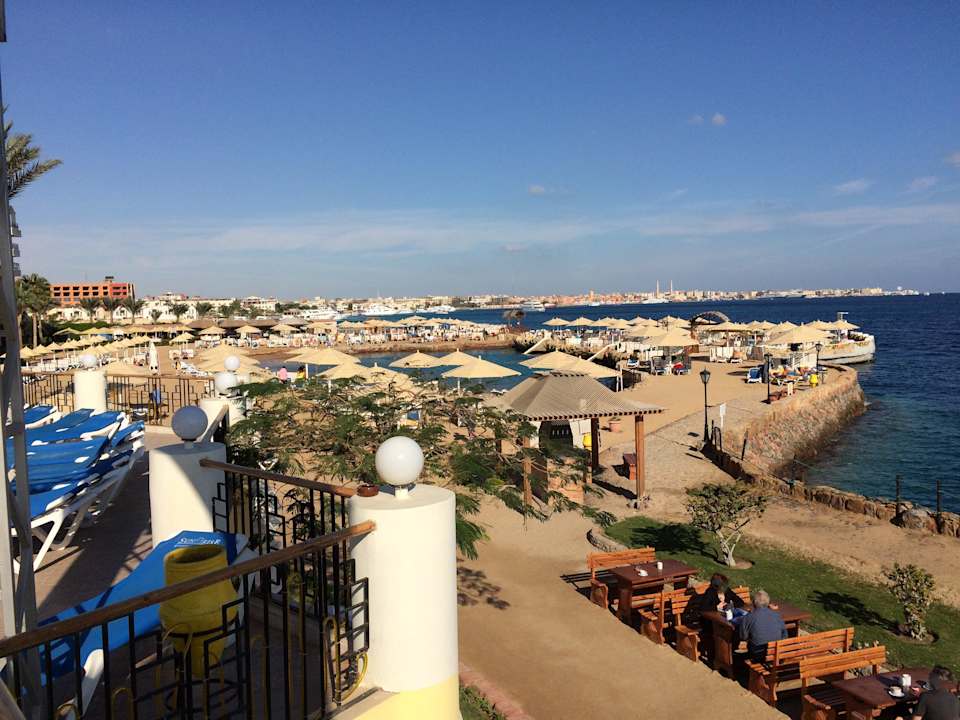 Blick vom Pool zum Strand SUNRISE Holidays Resort (Adults Only)