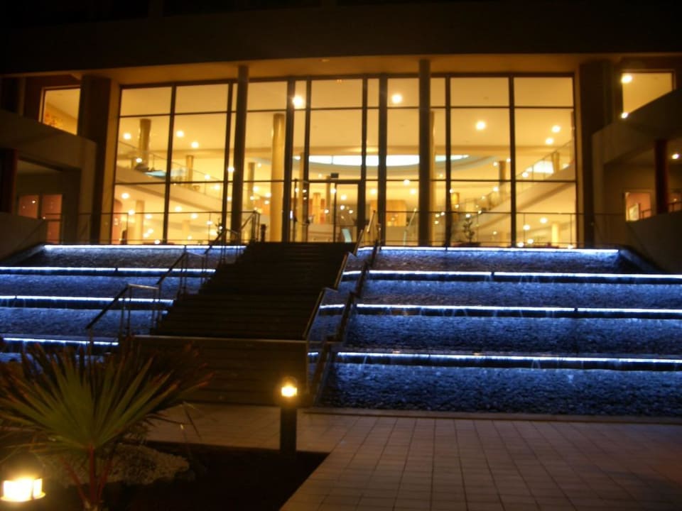 Ausgang zur Poolanlage by night Iberostar Waves Gaviotas Park