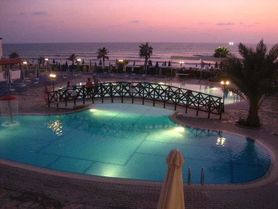 Pool bei Sonnenuntergang Kefalos Beach Holiday Village