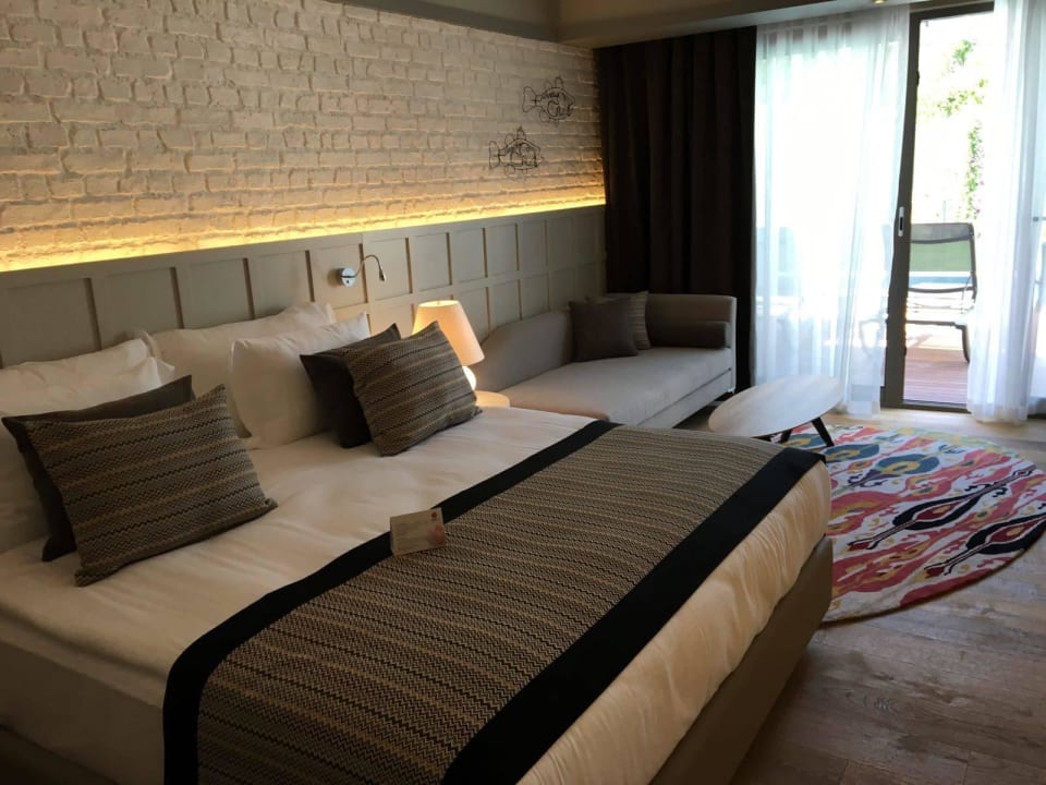 Standard Swim up Room Acanthus Cennet Barut Collection