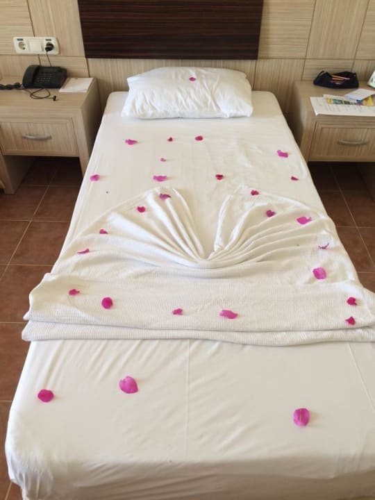 Sehr niedlich gemachte Betten Hotel Arabella World
