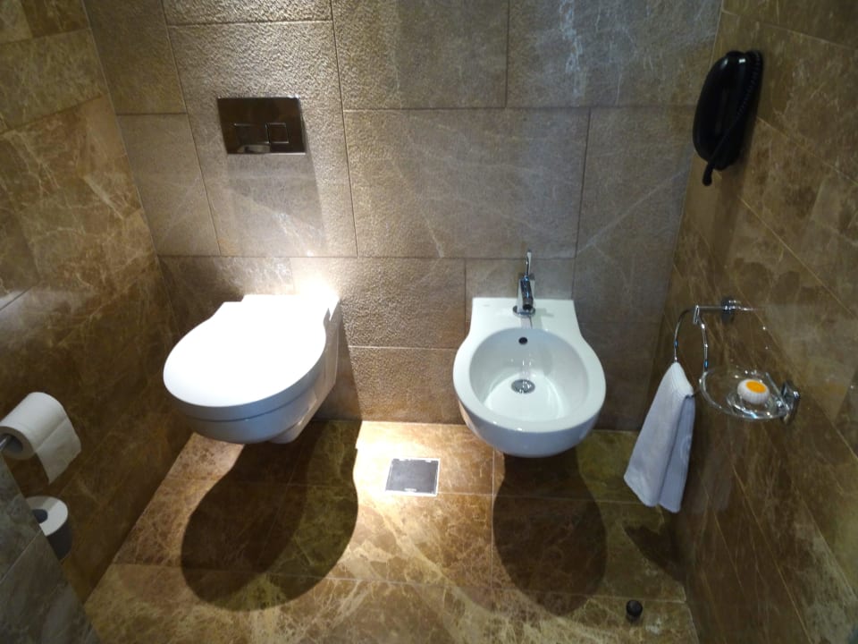 Toilette Andaz Capital Gate Abu Dhabi - a concept by Hyatt