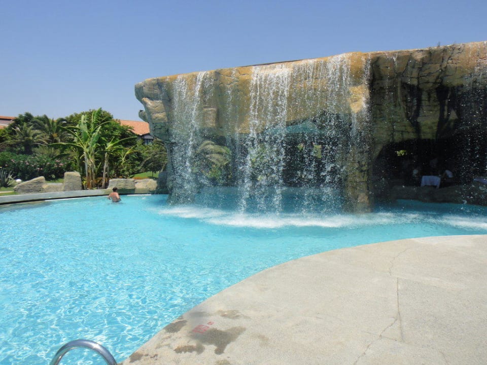 Один из многочисленных бассейнов Starlight Resort Hotel