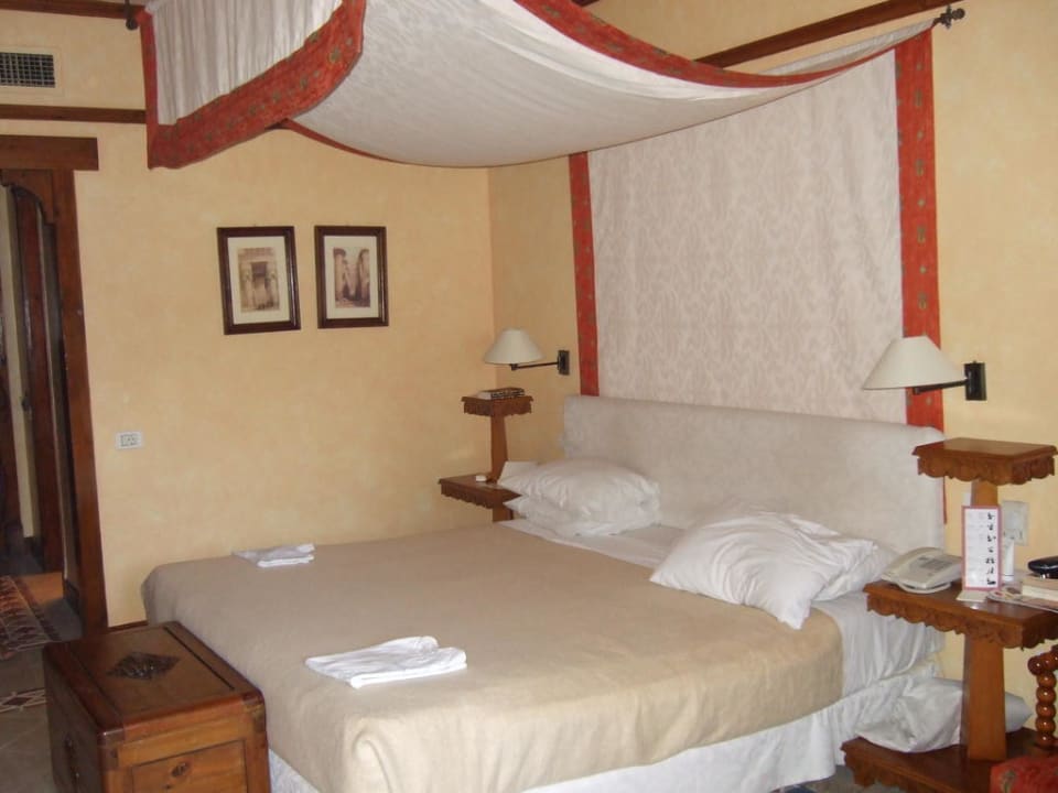 Großes Bett im Deluxe-Zimmer The Grand Resort