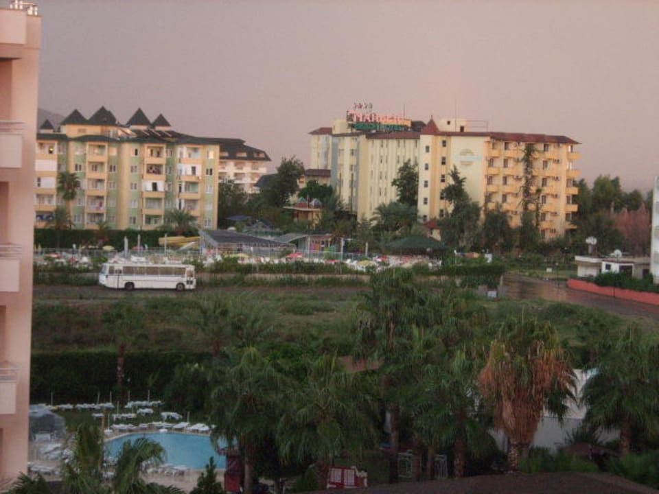 Bewolkt Hotel Royal Garden Beach