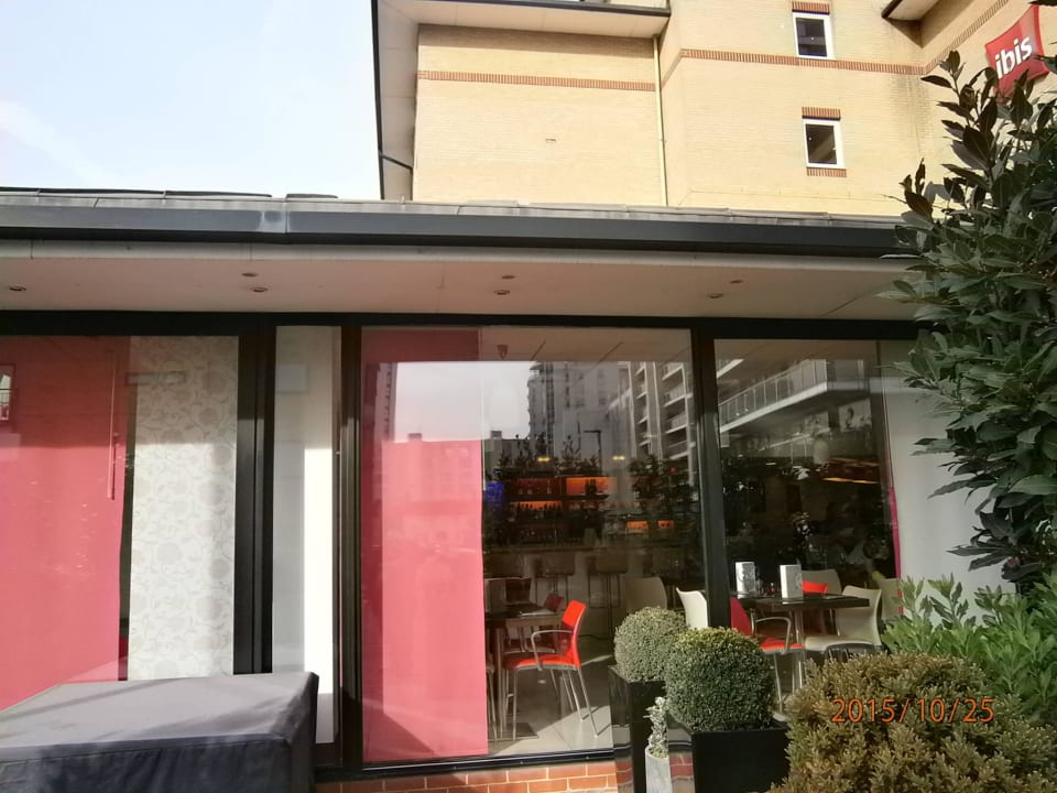 Restaurant from the outside ibis London Docklands Canary Wharf