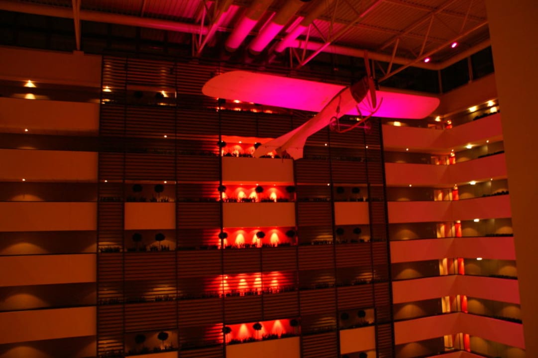 Die Hotelhalle mit dem Flugzeug Sofitel Budapest Chain Bridge
