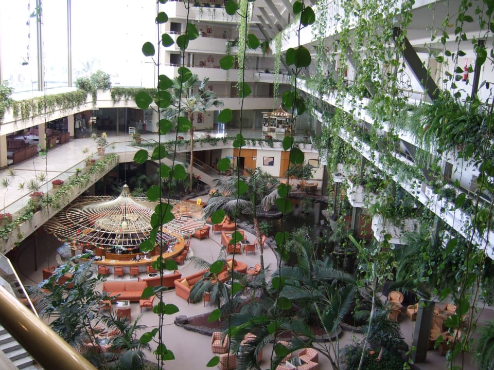 Blick in die begrünte Lobby und Bar Hotel Grand Teguise Playa
