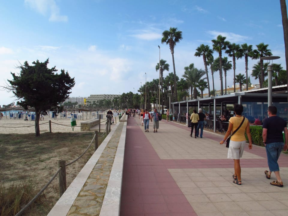Promenade mit Imbiss vor dem Hotel Hipotels Mediterraneo Club
