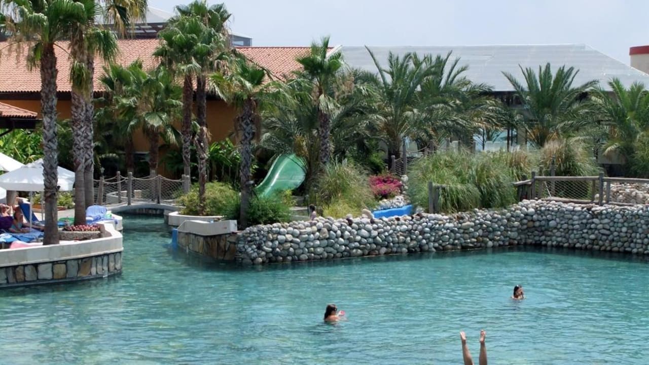 Blick auf die Rutsche und den kleinen Crazy River Club Grand Aqua