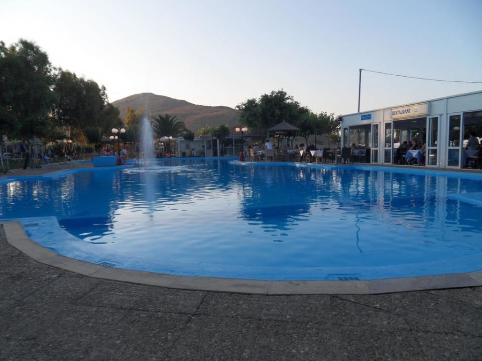 Abendliche Stimmung am Pool Hotel Corissia Princess