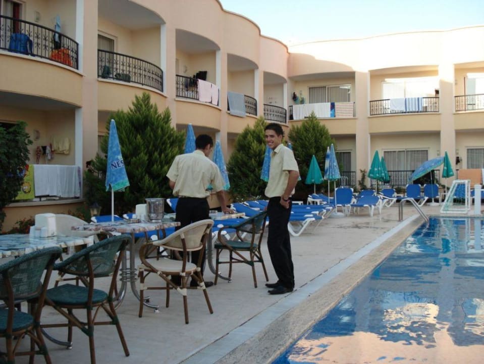 Kellner bei der Arbeit Sayanora Hotel