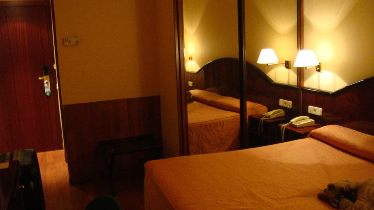 Номер вечером Hotel Caledonian