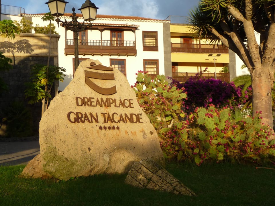 Vor dem Eingang Gran Tacande Wellness & Relax Costa Adeje