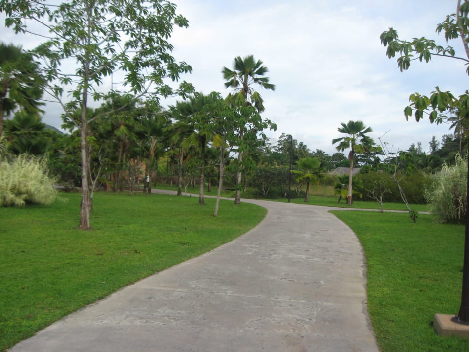Weg in der Hotelanlage Constance Ephelia