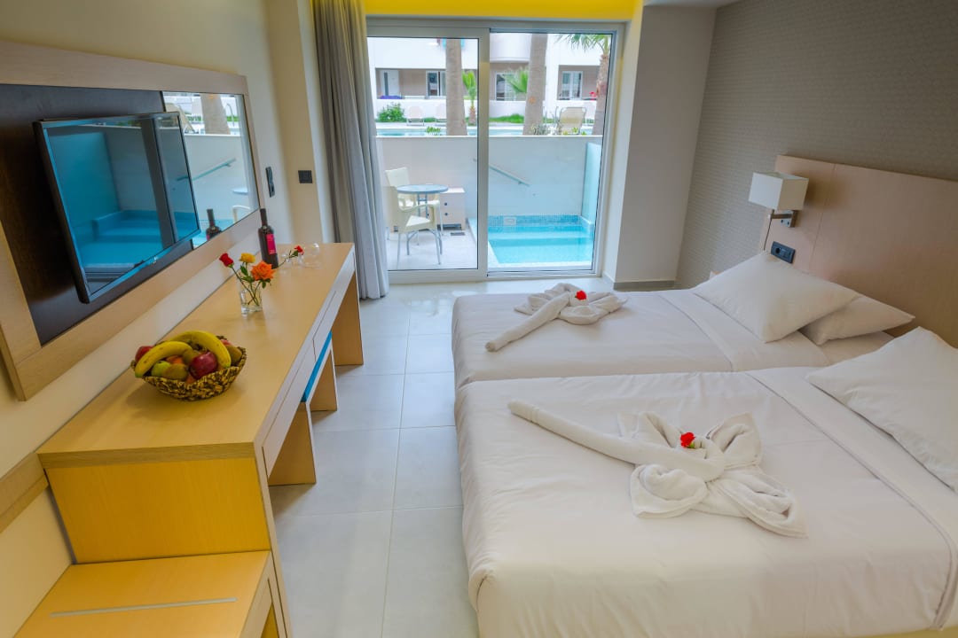 Superior double room with jacuzzi pool Marika Hotel