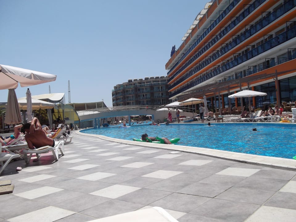 Der schöne Lange Pool Hotel Glarus Beach