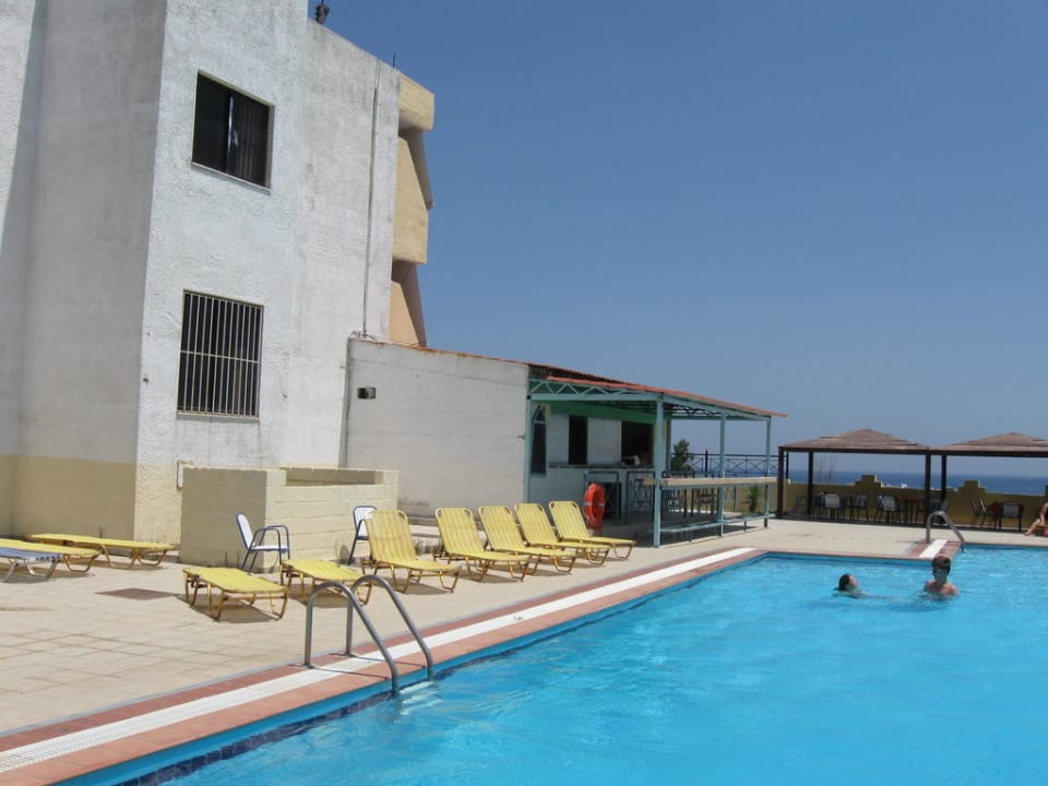 Außenanlage am Pool Telhinis Hotel