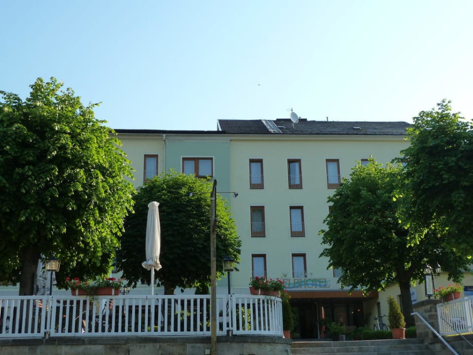 Außenansicht mit Terrasse Elbhotel