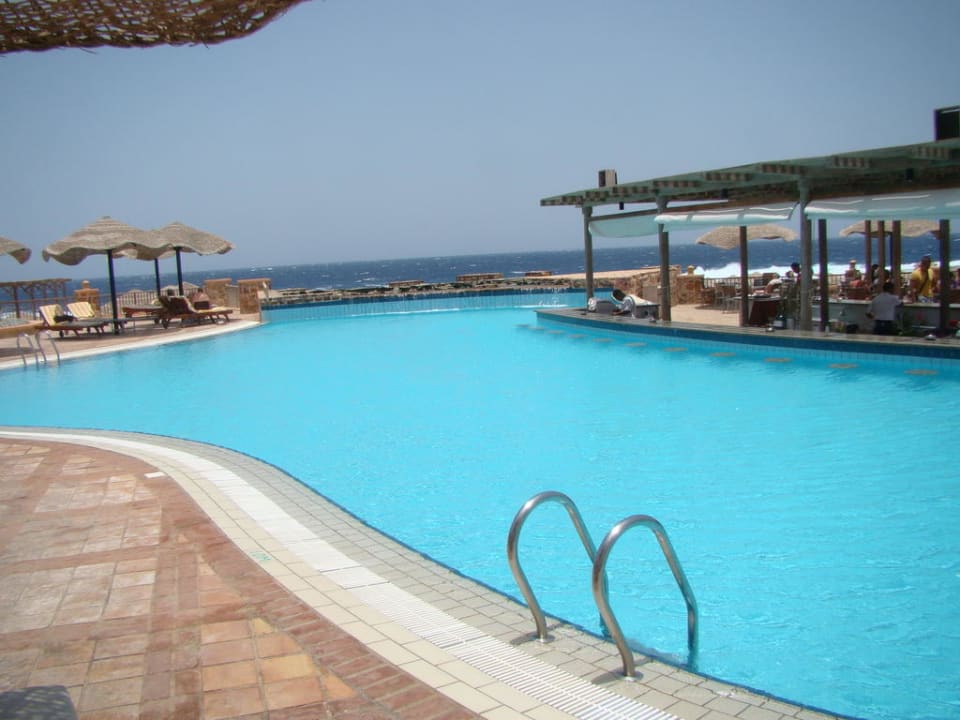 Poolbar mit Hockern im Wasser Radisson Blu Resort, El Quseir