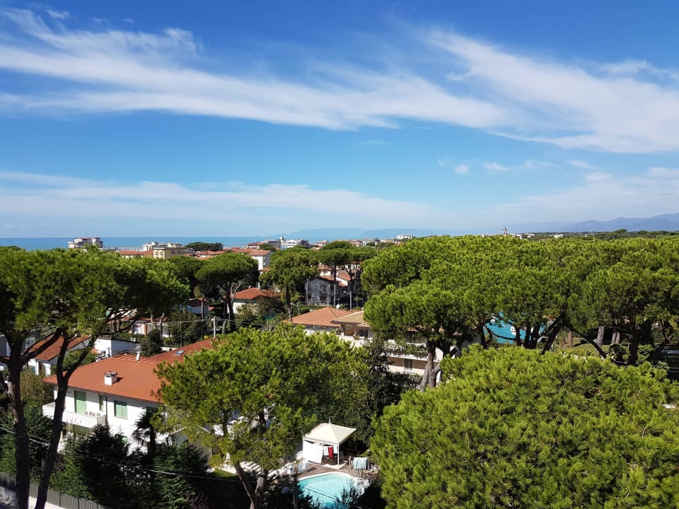 Widok z tarasu na dachu hotelu na morze Hotel Venezia Marina di Pietrasanta