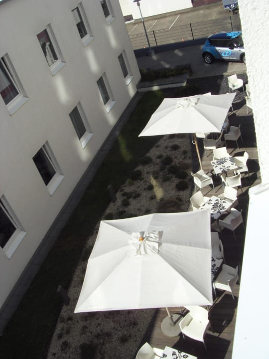 Innenhof Motel One Hamburg-Altona
