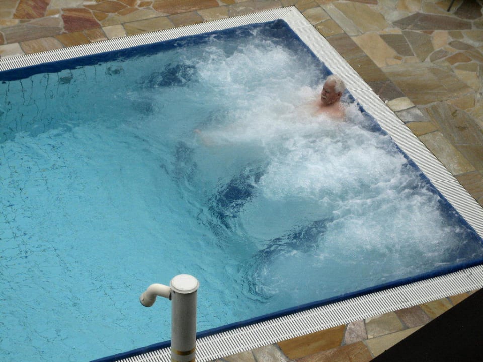 Sole-Aussenpool mit Massagedüsen Hotel Friedheim