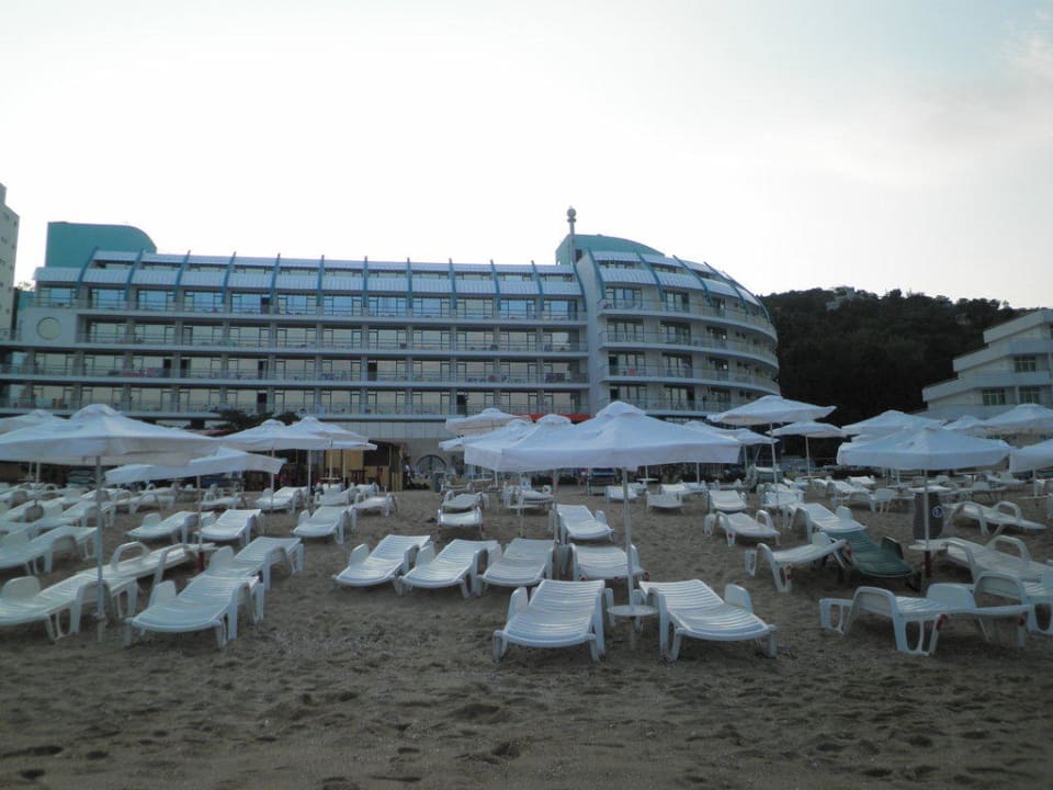 Vom Strand zum Hotel Berlin Golden Beach