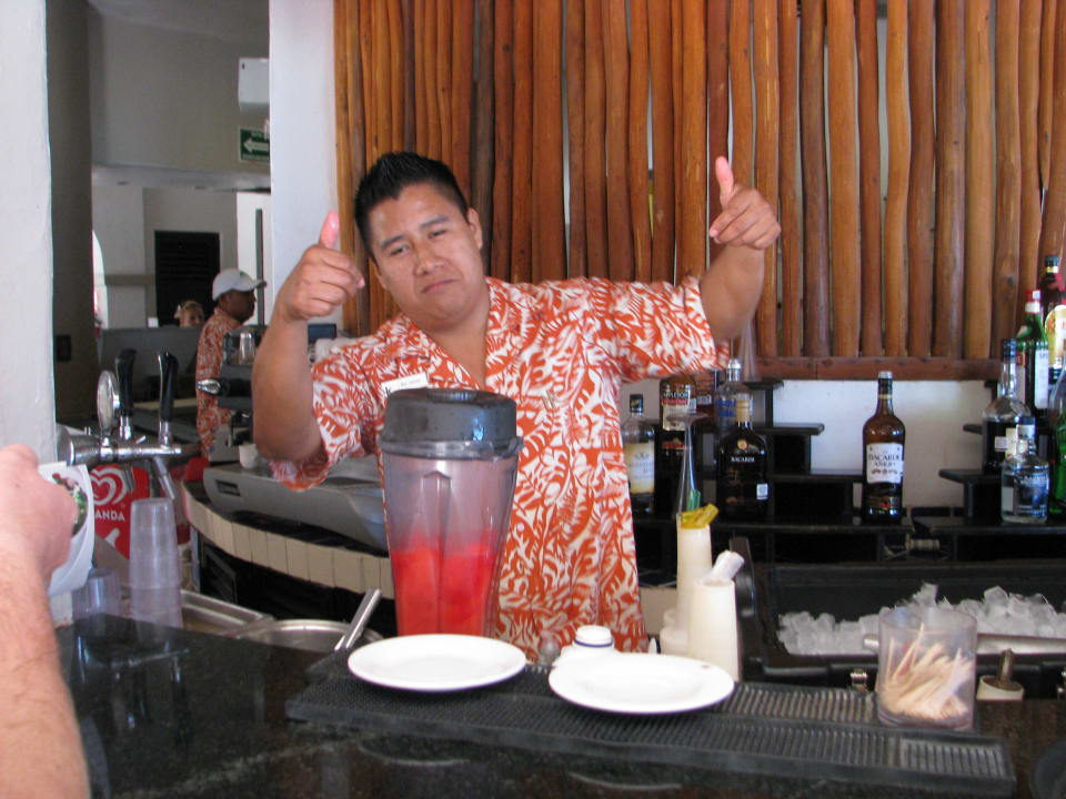 Barkeeper Baltazar in Aktion Catalonia Playa Maroma