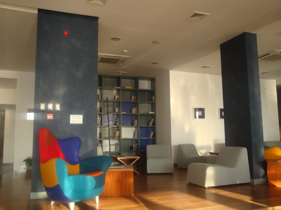 Część wypoczynkowa obok restauracji Hotel IN Biograd