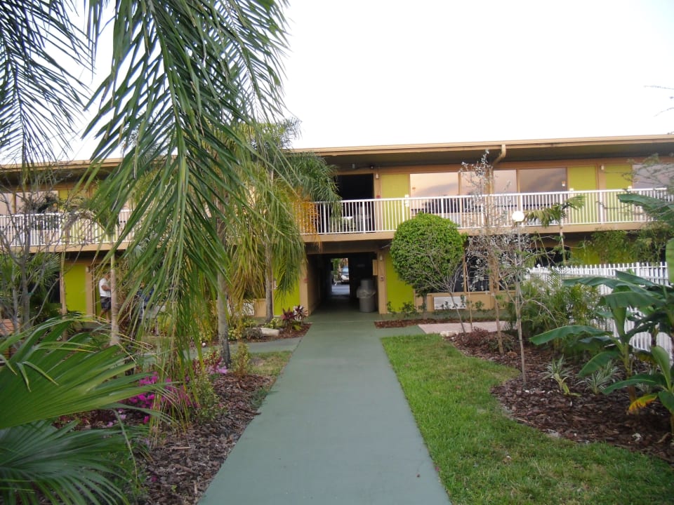 Hotel von Außen Hotel Rodeway Inn & Suites Airport / Cruise Port