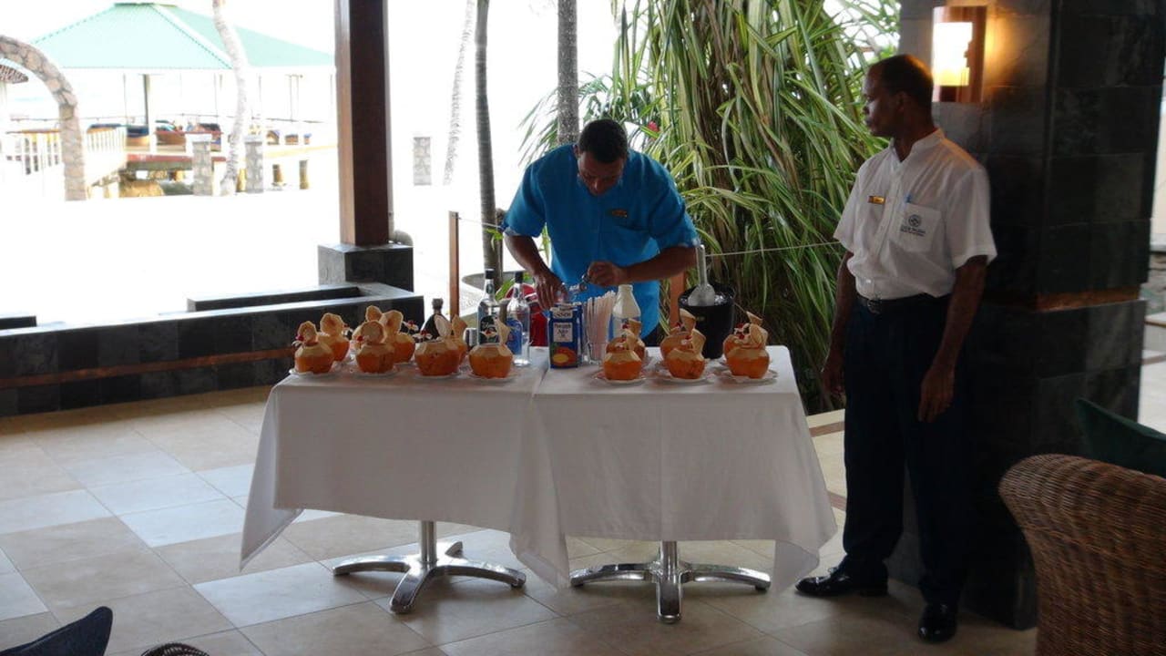 Cocktails aus Kokosnuss The Coco de Mer Hotel & Black Parrot Suites