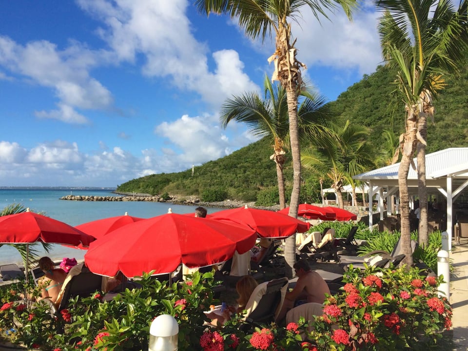 Mit roten Schirmen Secrets St. Martin Resort & Spa