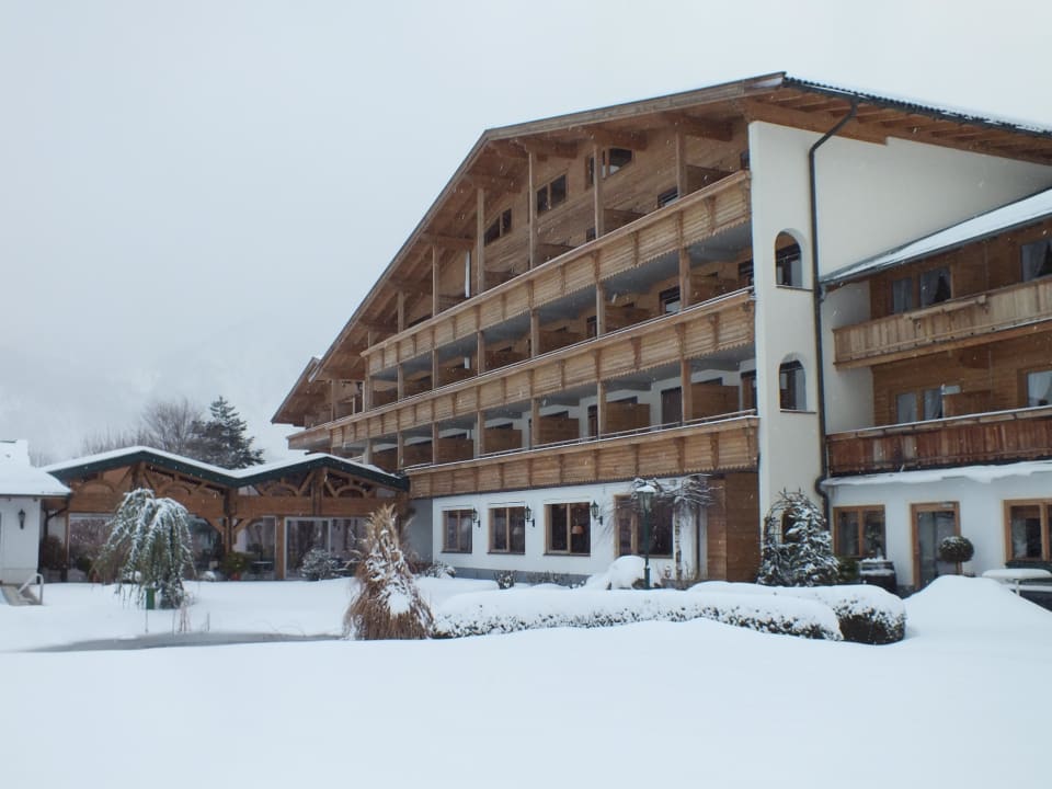 Haupthaus von der Poolseite Hotel Pirchnerhof