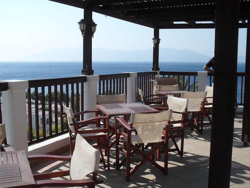 Toller Blick vom oberen Pool mit Swim-up-Bar Dimitra Beach Hotel & Suites