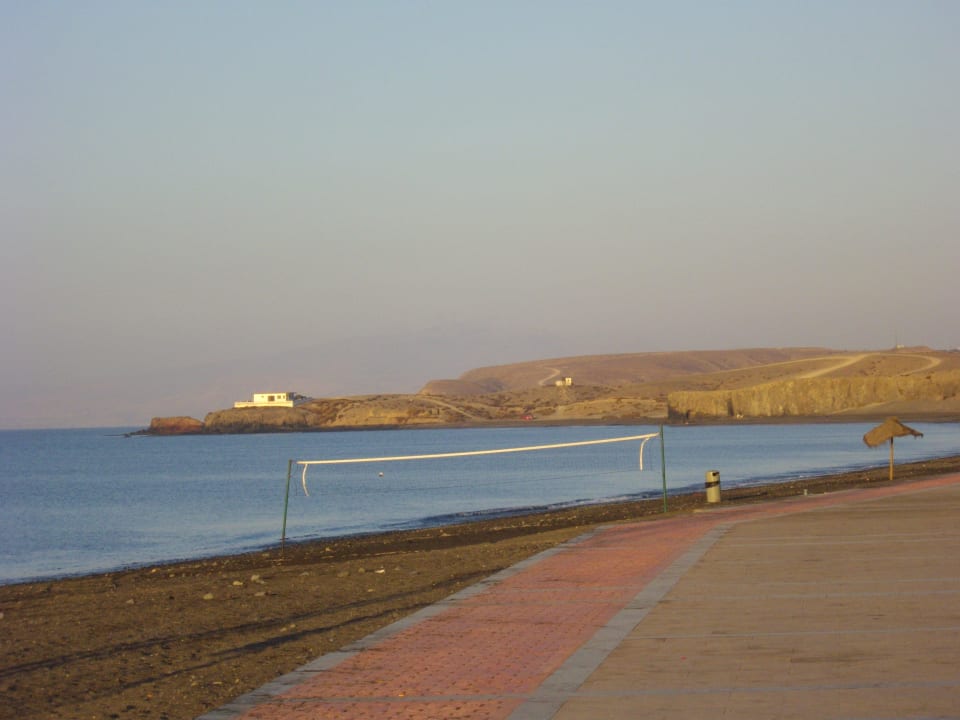 Steinstrand zum Beaschvollyball R2 Bahía Playa Design Hotel & Spa - Adults Only