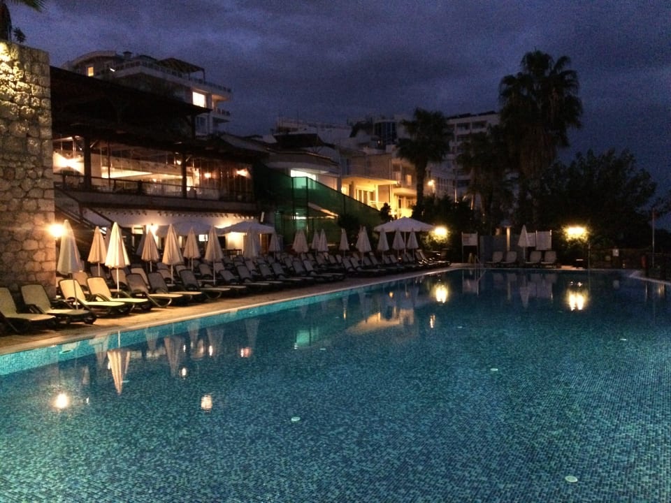 Der Hotelpool am Abend Ramada Plaza by Wyndham Antalya