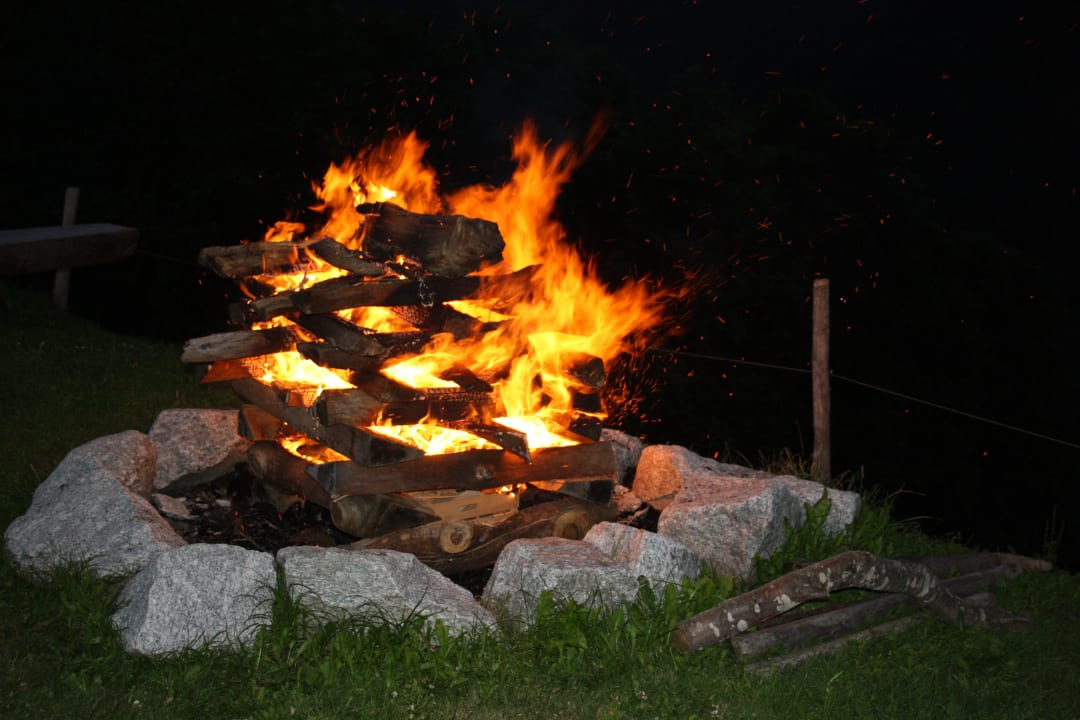 Lagerfeuerromantik auf der Hotelalm Familienhotel Der Eggerhof