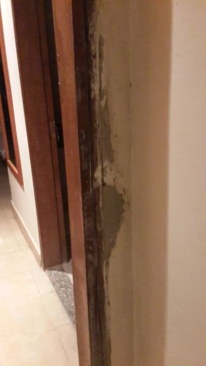 Дверной косяк при входе в номер Riviera Aqua Park Resort