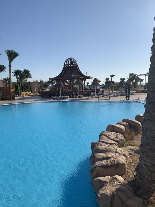 Pool Parrotel Beach Resort