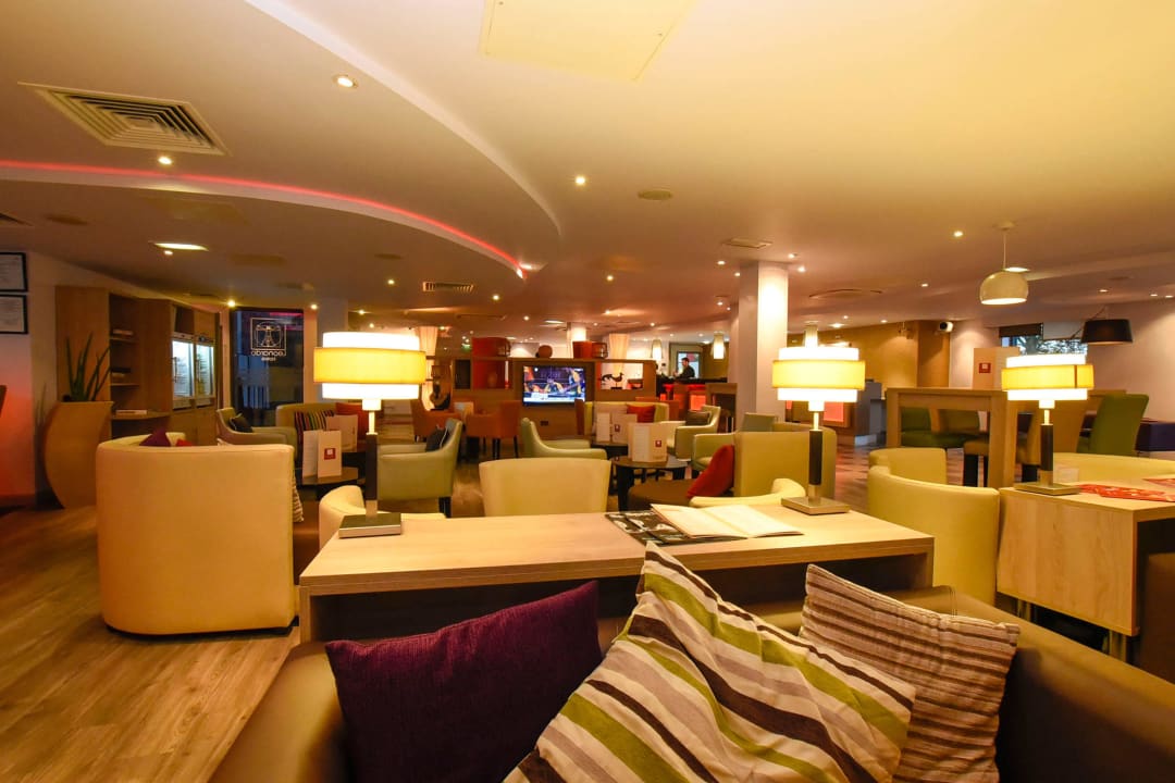 Lobby Leonardo Hotel London Heathrow Airport