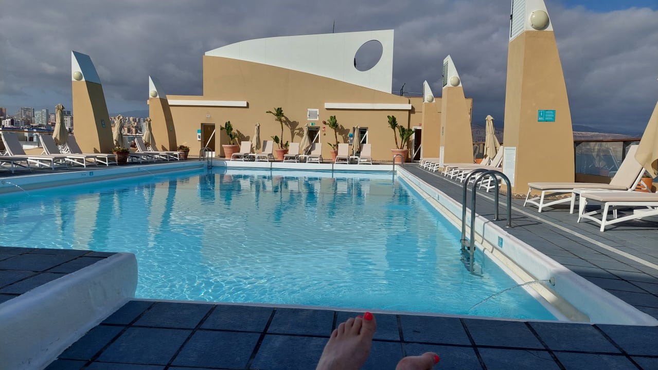 Pool Bull Reina Isabel & Spa