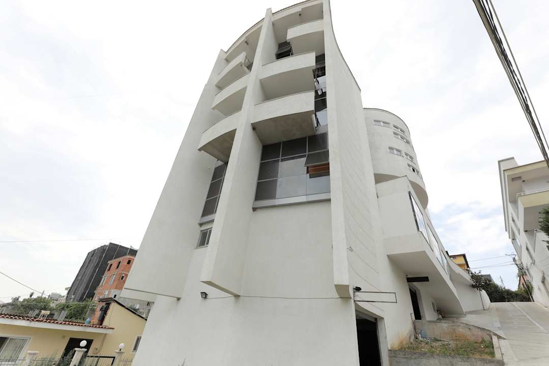 Außenansicht Hotel Gjuta